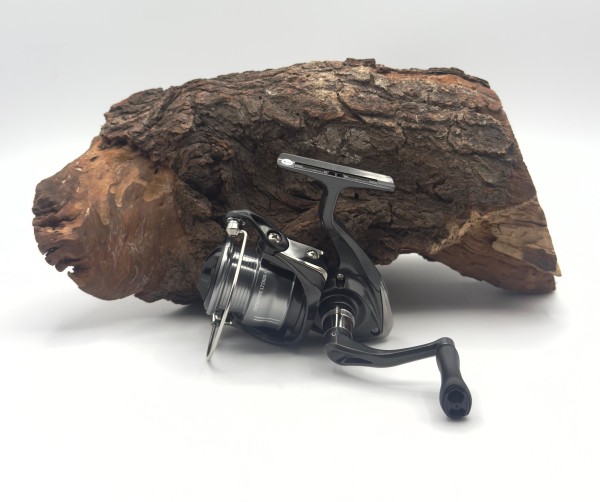 Daiwa 26 Crossfire LT 2000 2500S 3000-C 4000-C 5000-C Spinnrolle + GRATIS Chibi Shad2 Wobbler