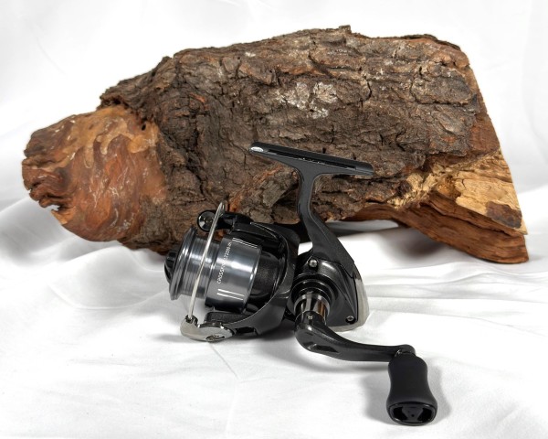 Daiwa 26 Crossfire LT2000 2000S 2000-XH 2500S 3000-C Spinnrolle + GRATIS Chibi Shad2 Wobbler