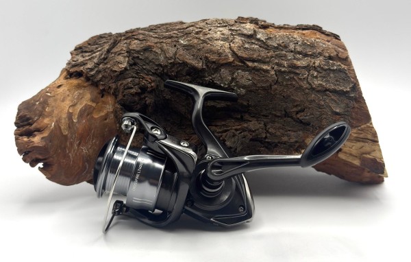 Daiwa 26 Crossfire LT 2000 2500S 3000-C 4000-C 5000-C Spinnrolle + GRATIS Chibi Shad2 Wobbler