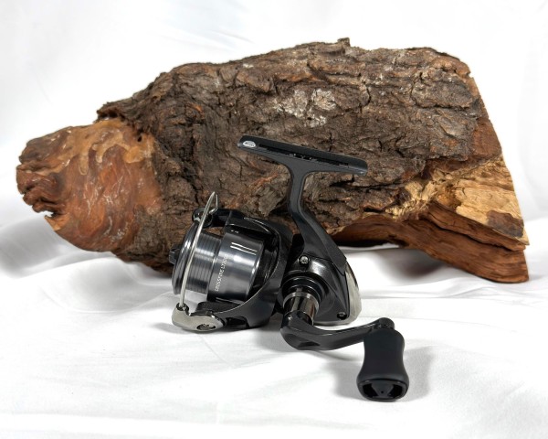 Daiwa 26 Crossfire LT2000 2000S 2000-XH 2500S 3000-C Spinnrolle + GRATIS Chibi Shad2 Wobbler