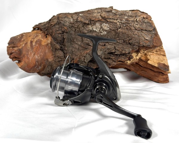 Daiwa 26 Crossfire LT2000 2000S 2000-XH 2500S 3000-C Spinnrolle + GRATIS Chibi Shad2 Wobbler