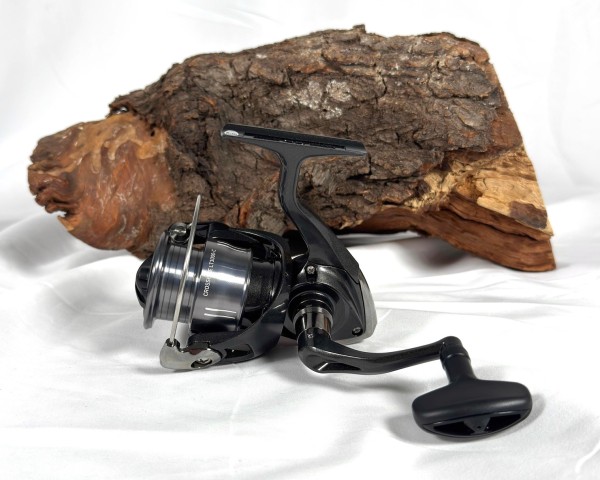 Daiwa 26 Crossfire LT2000 2000S 2000-XH 2500S 3000-C Spinnrolle + GRATIS Chibi Shad2 Wobbler