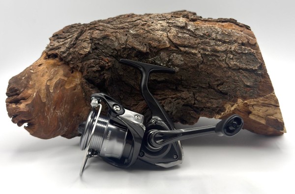 Daiwa 26 Crossfire LT 2000 2500S 3000-C 4000-C 5000-C Spinnrolle + GRATIS Chibi Shad2 Wobbler