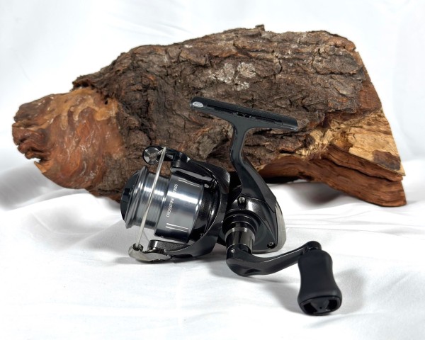 Daiwa 26 Crossfire LT2000 2000S 2000-XH 2500S 3000-C Spinnrolle + GRATIS Chibi Shad2 Wobbler